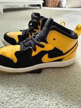 Air Jordan 1 Mid SE "New Love" Big Kid Boys'/Girls' Sneaker